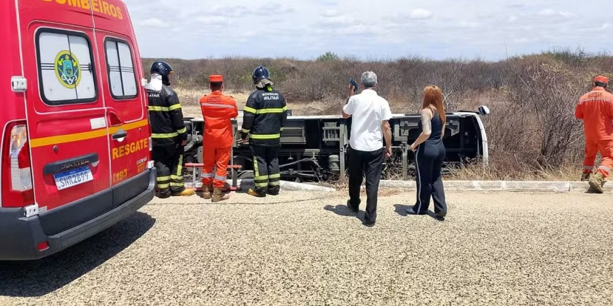 Ônibus da Univasf se envolve em acidente e deixa estudantes feridos em Petrolina