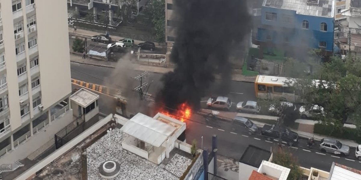 Ônibus pega fogo e explode em Salvador