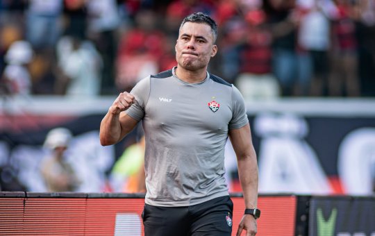 Vitória tem campanha de G-4 com Jair Ventura