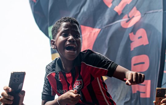 Torcida do Vitória vai até o aeroporto para apoiar a equipe antes de duelo decisivo no Brasileirão