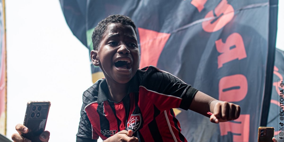 Torcida do Vitória vai até o aeroporto para apoiar a equipe antes de duelo decisivo no Brasileirão