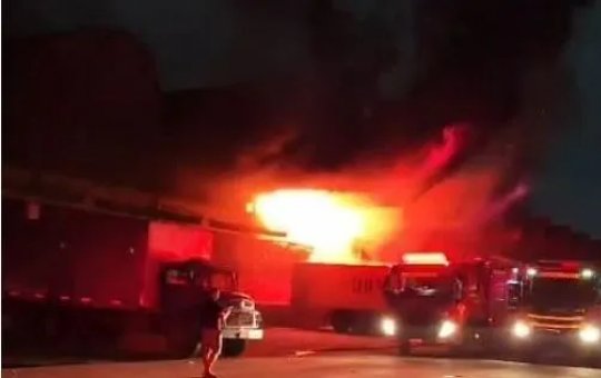 Pavilhão da Ceasa é atingido por grave incêndio na madrugada