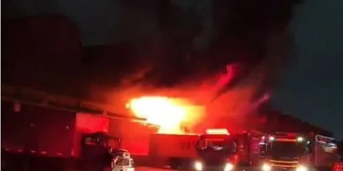 Pavilhão da Ceasa é atingido por grave incêndio na madrugada