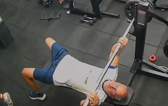Homem morre após barra de supino cair em seu peito durande exercício