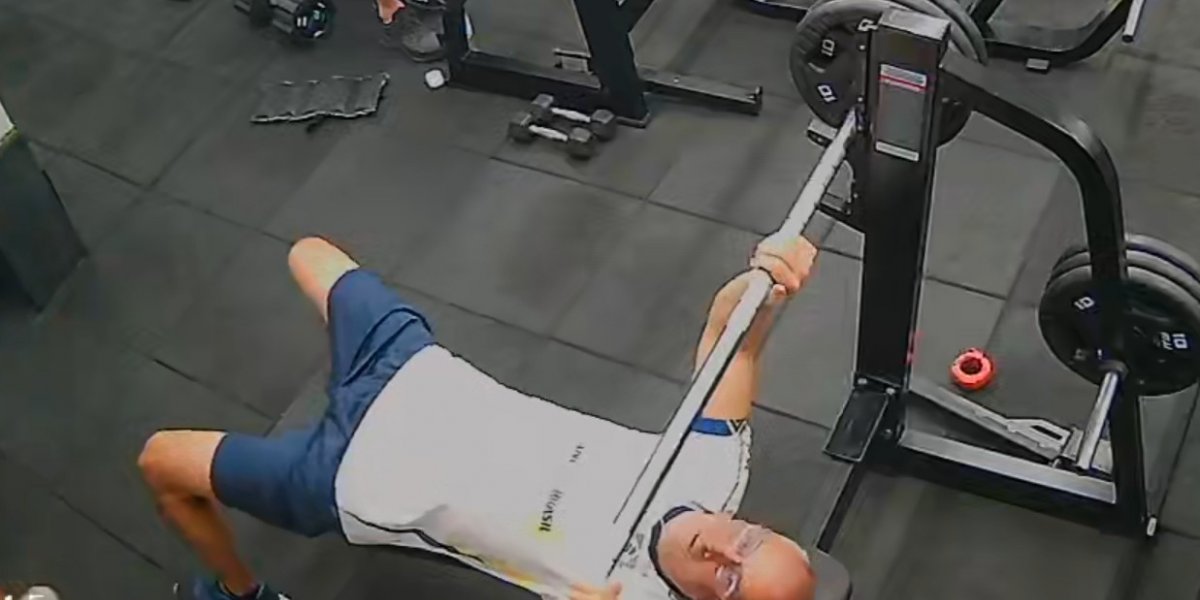 Homem morre após barra de supino cair em seu peito durande exercício 