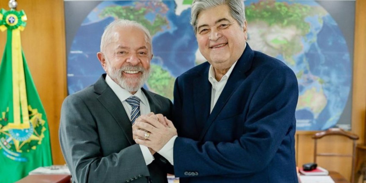 Lula posa de mãos dadas com Datena