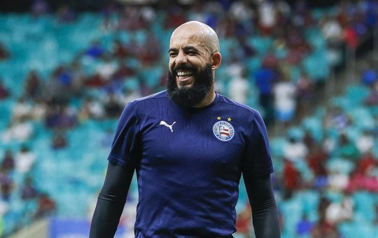 Em noite de despedidas, Bahia triunfa dentro de casa e busca o G5