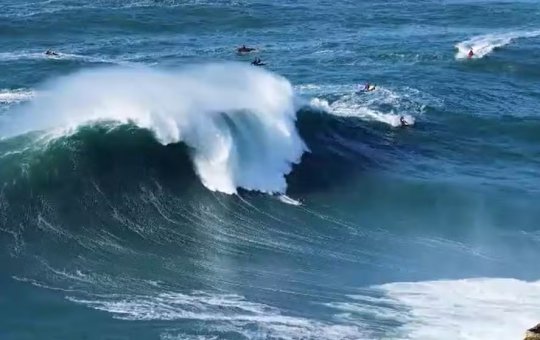Surfista Carlos Burle sofre forte queda em onda gigante de Nazaré e é resgatado