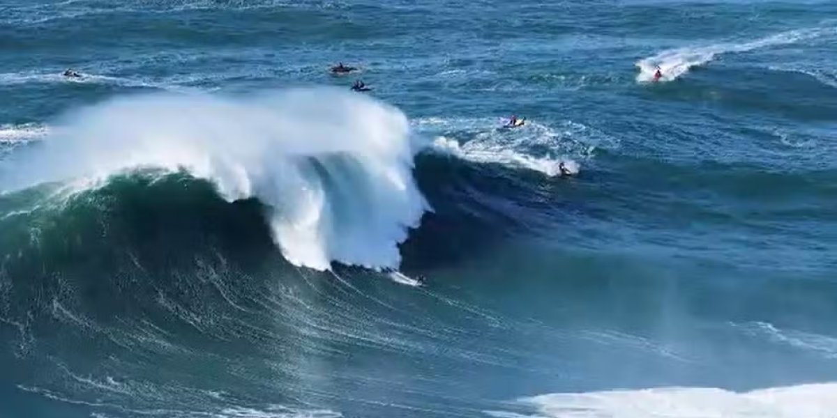 Surfista Carlos Burle sofre forte queda em onda gigante de Nazaré e é resgatado