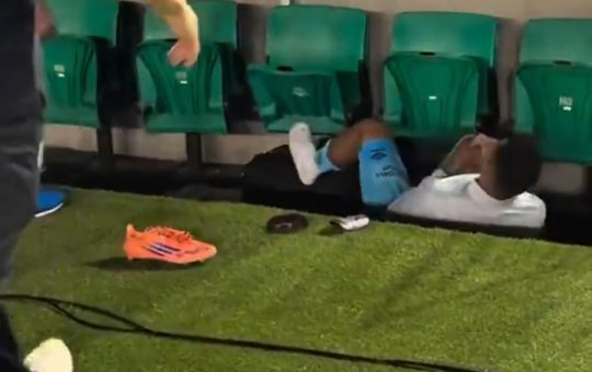 Loucura! Torcedor invade campo para falar com Neymar, mas derruba feio zagueiro do Santos