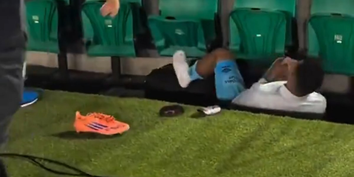 Loucura! Torcedor invade campo para falar com Neymar, mas derruba feio zagueiro do Santos