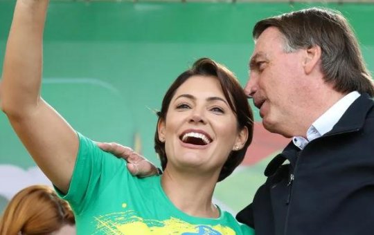“Coma a comidinha que eu faço”: Michelle envia recado carinhoso a Bolsonaro