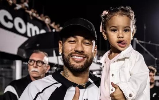 Fofura! Mavie comemora e celebra gols do pai, Neymar