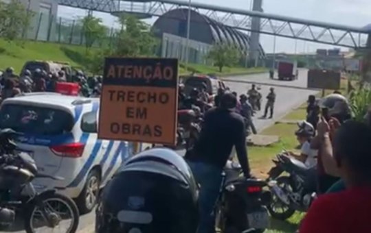 Caminhão quebrado fecha trânsito na Avenida Paralela