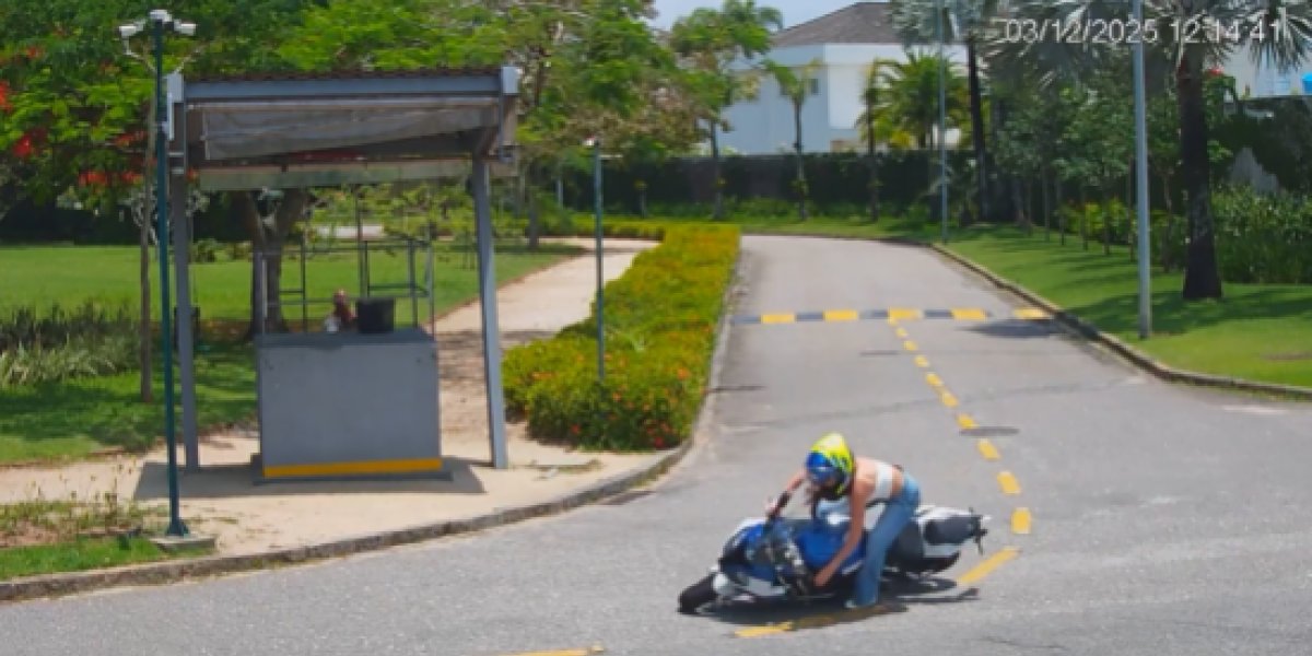 Juliette cai com moto de R$ 140 mil que ganhou de aniversário e brinca com a situação 