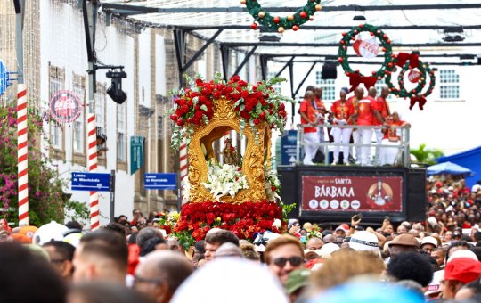 Festa de Santa Bárbara reúne multidão e marca início de calendário festivo em Salvador