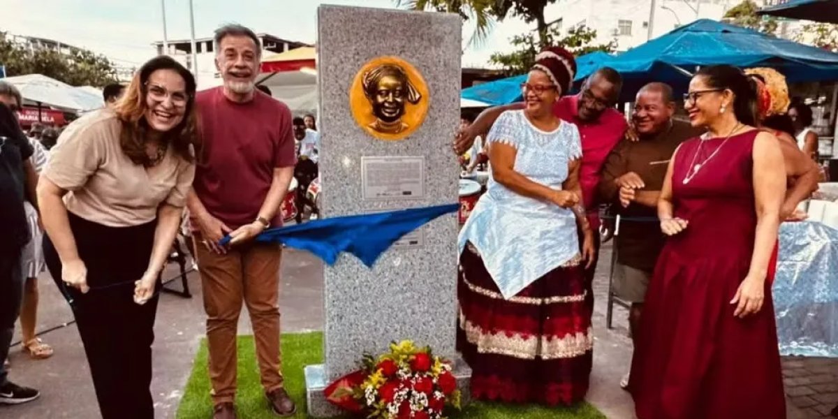 Monumento em homenagem à baiana de acarajé Cira é inaugurado em Itapuã