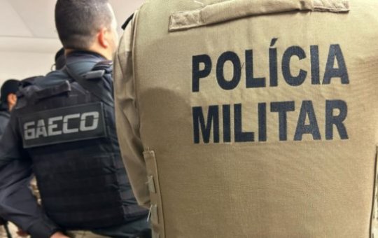 Traficantes invadem casa e fazem família com duas crianças reféns em Salvador