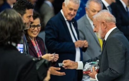 Após atraso, Lula entrega balas durante reunião no Planalto para se desculpar