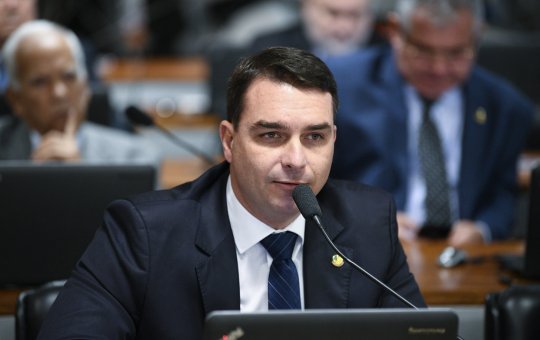 Bolsonaro define Flávio Bolsonaro como seu candidato para as eleições de 2026