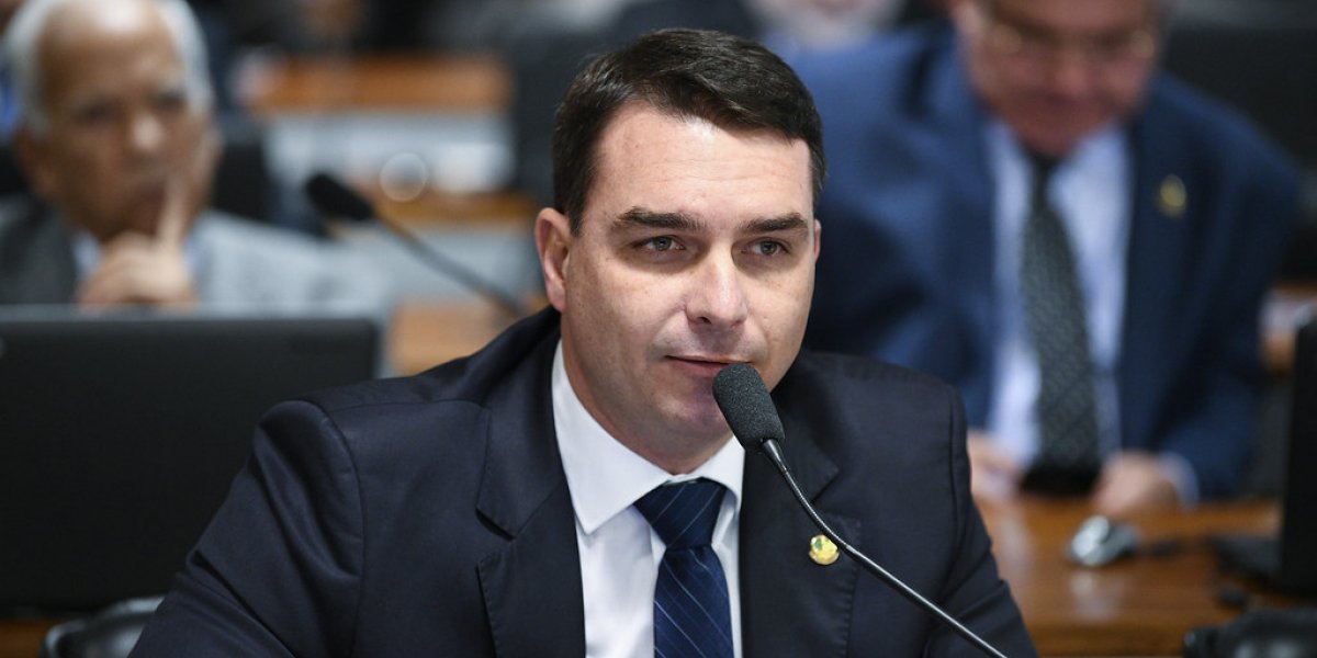 Bolsonaro define Flávio Bolsonaro como seu candidato para as eleições de 2026