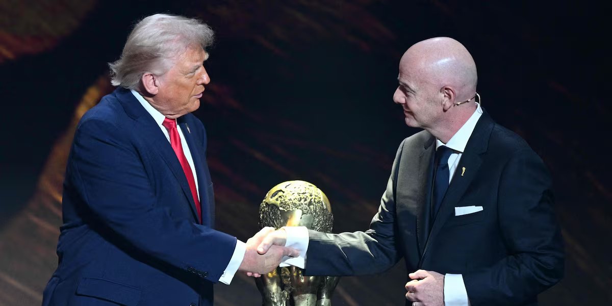 Donald Trump aperta a mão de Gianni Infantino, presidente da Fifa. Prêmio da Paz da Fifa, vencido por Trump, aparece ao fundo