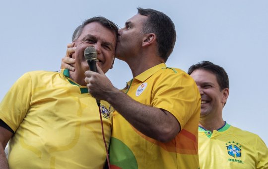 Flávio Bolsonaro confirma ter sido o escolhido do pai para disputar a presidência em 2026