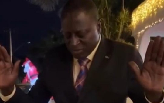 Deputado Hélio Lopes aparece orando em frente à casa de Bolsonaro e dispara: 'É muita macumba'