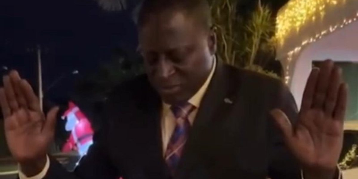 Deputado Hélio Lopes aparece orando em frente à casa de Bolsonaro e dispara: 'É muita macumba'