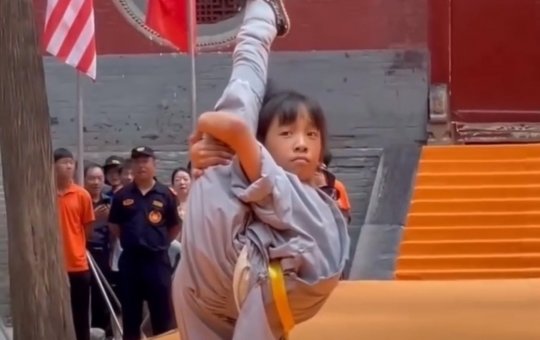 Incrível! Menina de 9 anos mostra habilidade e é coroada como 'estrela mundial do kung fu Shaolin'