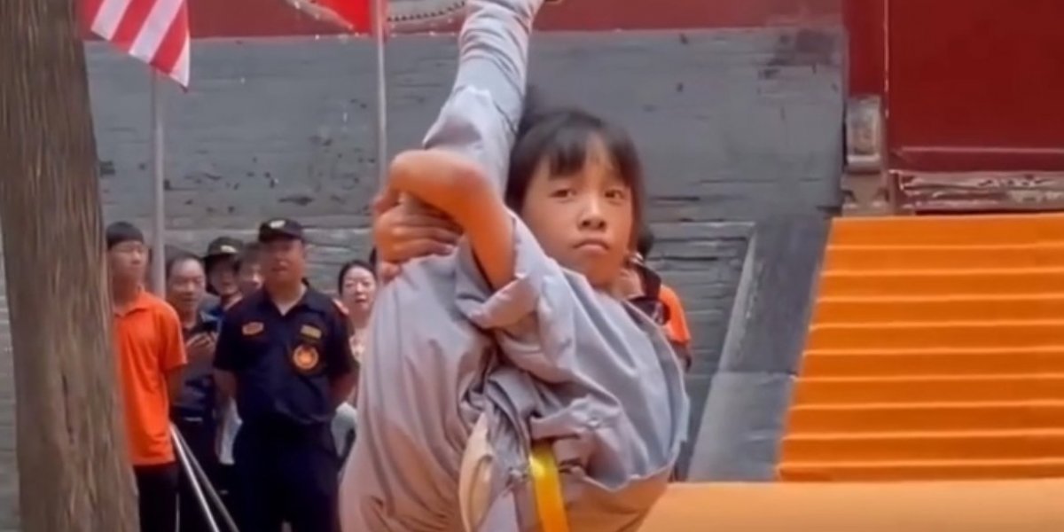 Incrível! Menina de 9 anos mostra habilidade e é coroada como 'estrela mundial do kung fu Shaolin'