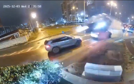 Após a batida, o carro passou por cima de outros veículos que estavam no local