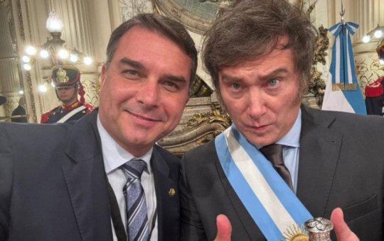 Milei compartilha post de Eduardo Bolsonaro sobre candidatura de Flávio em 2026