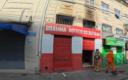 Bar em casarão histórico pega fogo no Campo Grande; bombeiros controlam as chamas