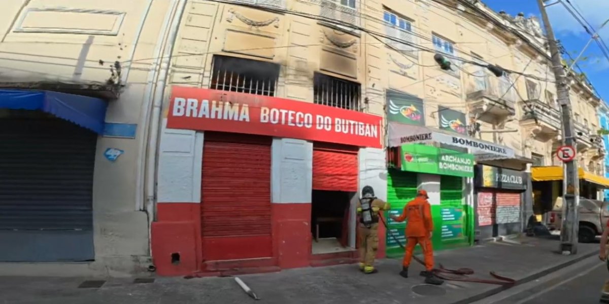 Bar em casarão histórico pega fogo no Campo Grande; bombeiros controlam as chamas