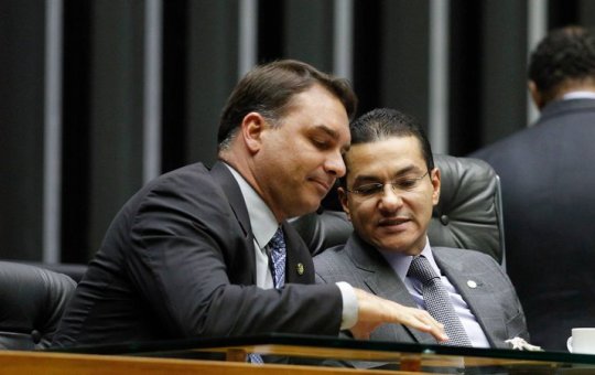 Flávio Bolsonaro tenta reunião com líder do Republicanos, mas dirigente não responde