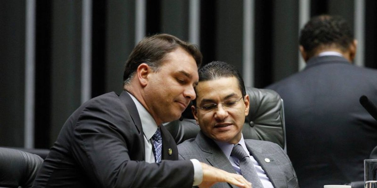 Flávio Bolsonaro tenta reunião com líder do Republicanos, mas dirigente não responde