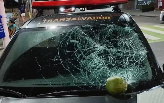 Agentes da Transalvador sofrem agressões de banhistas durante ação no Porto da Barra