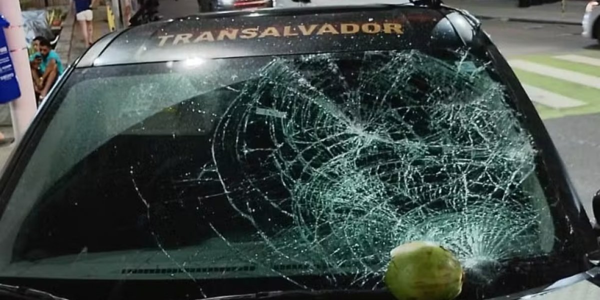 Agentes da Transalvador sofrem agressões de banhistas durante ação no Porto da Barra