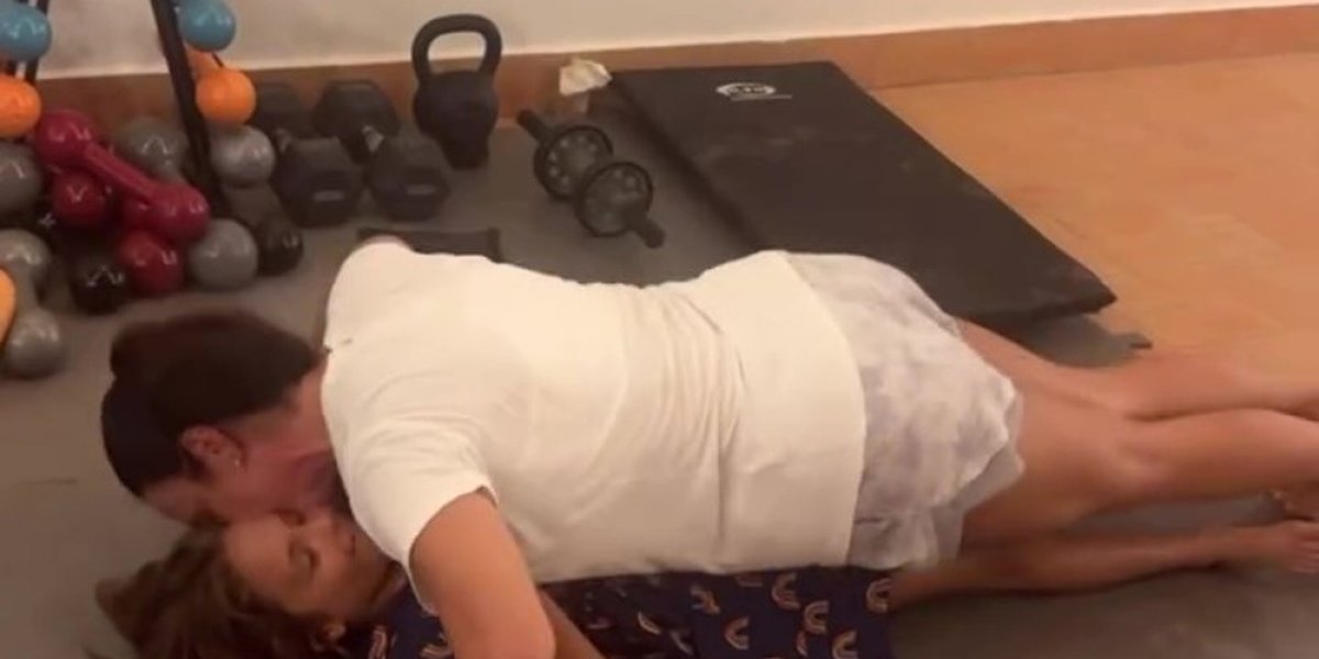 Momento fofo: Ivete Sangalo faz flexões enquanto enche a filha de beijos
