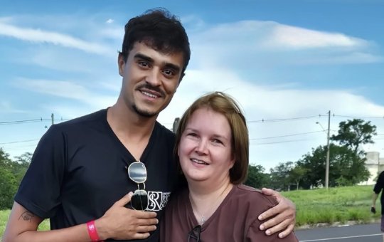 Homem encontra Elize Matsunaga, tira foto e diz: "Sou muito fã dela"