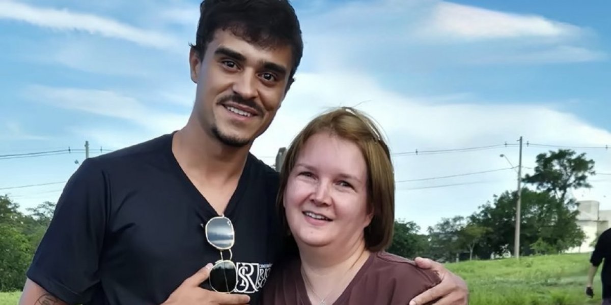 Homem encontra Elize Matsunaga, tira foto e diz: "Sou muito fã dela"