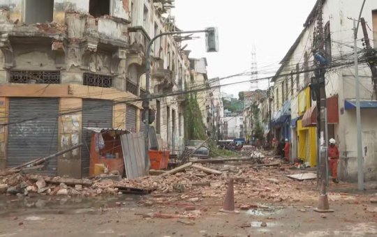 Bombeiros resgatam vítimas de desabamento no Rio de Janeiro