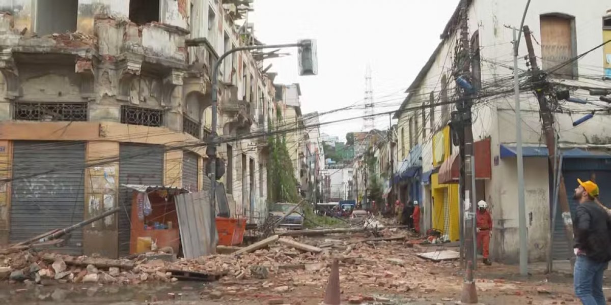 Bombeiros resgatam vítimas de desabamento no Rio de Janeiro