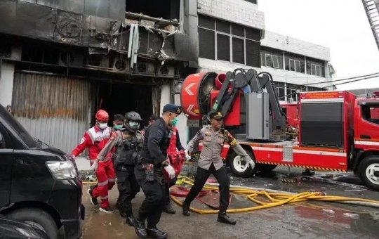 Incêndio em prédio na Indonésia deixa mais de 20 mortos