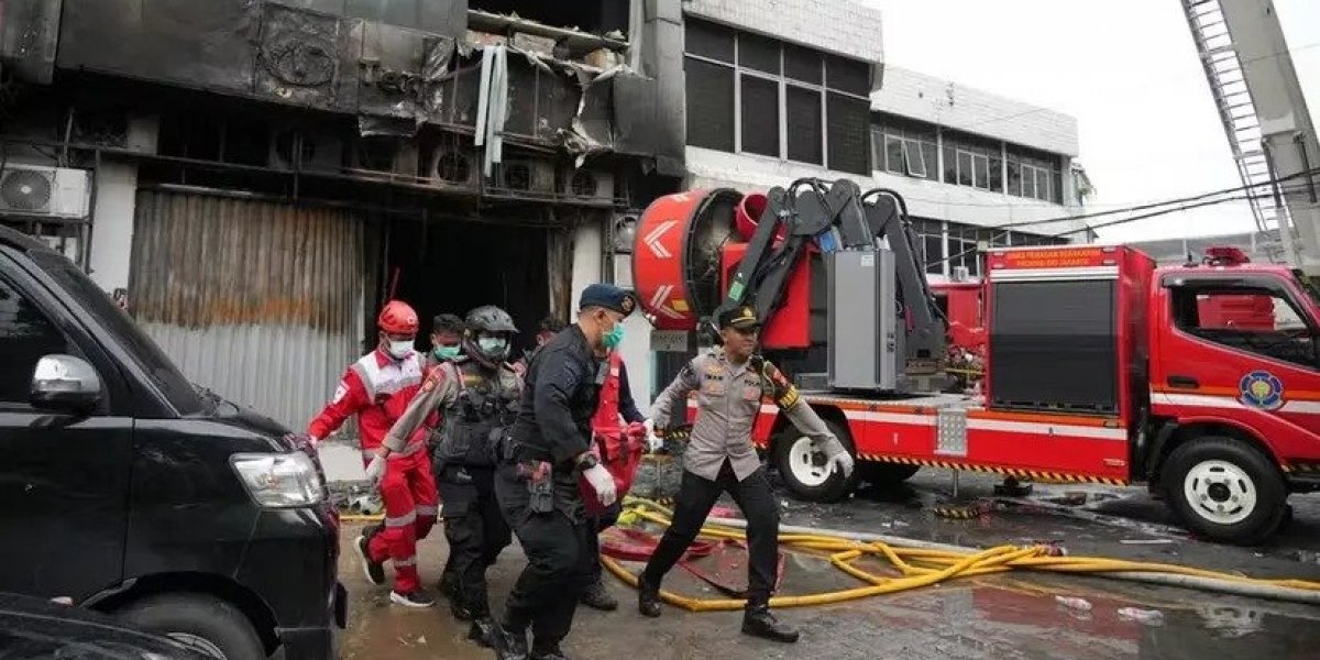 Incêndio em prédio na Indonésia deixa mais de 20 mortos