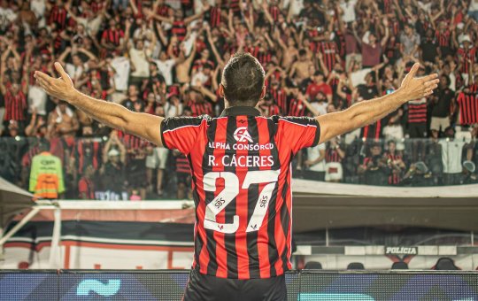 Vitória se despede oficialmente de atleta por meio das redes sociais