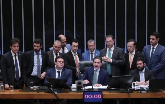 Câmara aprova PL que reduz penas de Jair Bolsonaro e envolvidos nos atos de 8 de janeiro