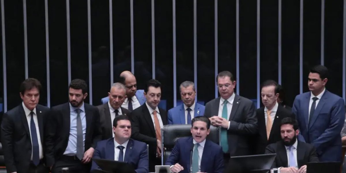 Câmara aprova PL que reduz penas de Jair Bolsonaro e envolvidos nos atos de 8 de janeiro