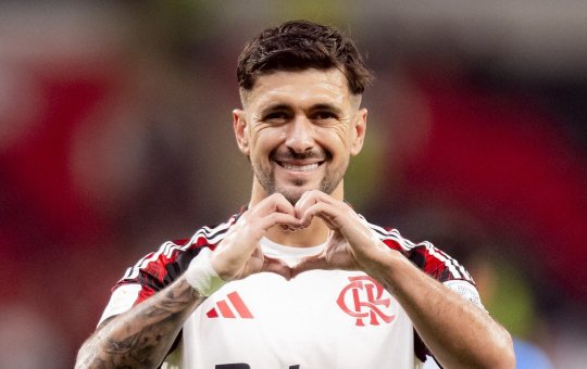 Com dois gols de Arrascaeta, Flamengo bate Cruz Azul e conquista 'Dérbi das Américas'